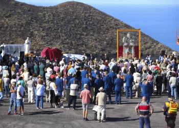 Una peregrinación sobre la lava hasta Todoque, el pueblo que sepultó el volcán