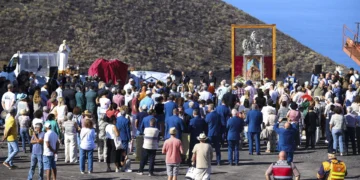 Una peregrinación sobre la lava hasta Todoque, el pueblo que sepultó el volcán