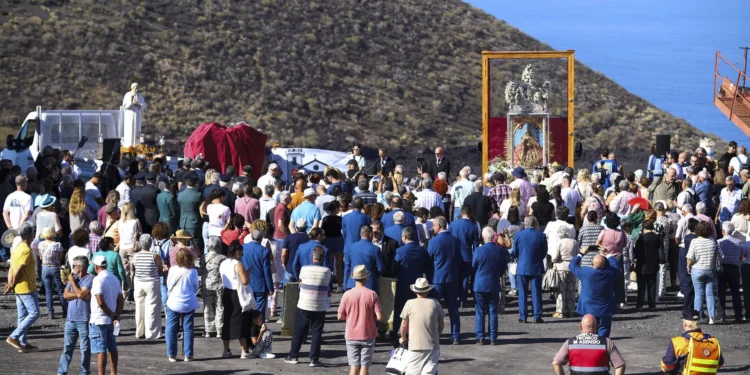 Una peregrinación sobre la lava hasta Todoque, el pueblo que sepultó el volcán