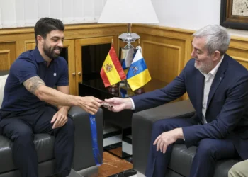 Canarias reconoce la temporada internacional del clavadista Carlos Gimeno