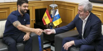 Canarias reconoce la temporada internacional del clavadista Carlos Gimeno