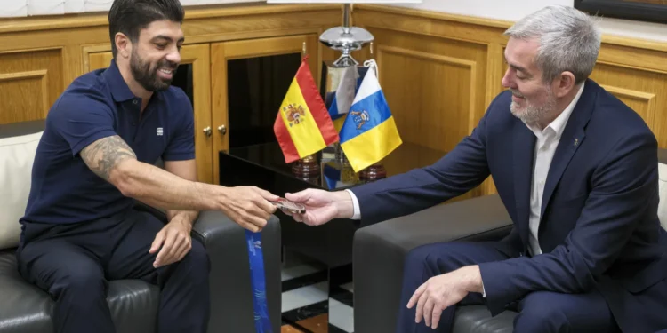 Canarias reconoce la temporada internacional del clavadista Carlos Gimeno