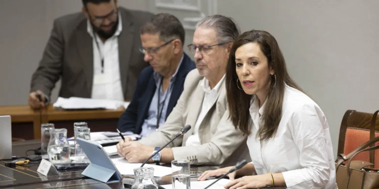 De León defiende que el turismo genera el 86 % del empleo y llama a diversificar el modelo