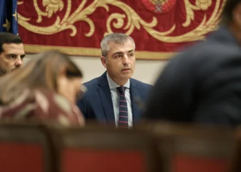 Domínguez defiende sus cuentas continuistas frente a oposición que no cree que transformen