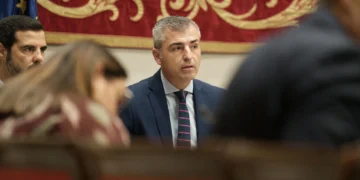 Domínguez defiende sus cuentas continuistas frente a oposición que no cree que transformen