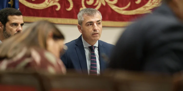 Domínguez defiende sus cuentas continuistas frente a oposición que no cree que transformen