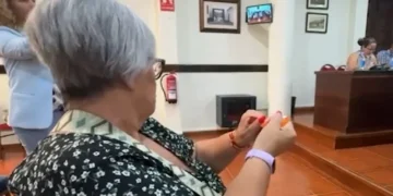 vecina-estalla-alcalde-socialista-ciudad-rompe-carne-partido-gracias-usted-soy-psoe_98