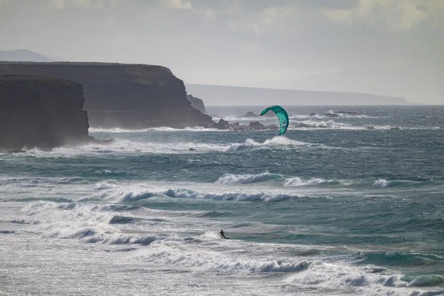 Temporal de viento en la playa de El Cotillo, en el norte de Fuerteventura.