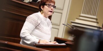 Canarias reclama una respuesta de Estado y europea ante la presión migratoria y refuerza sus recursos para menores