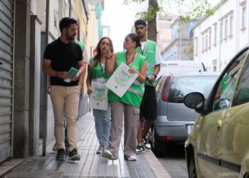 El concejal de Limpieza, Héctor Alemán, junto a informadroes ambientales de Ecovidrio