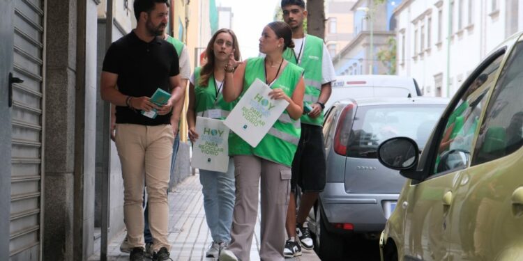 El concejal de Limpieza, Héctor Alemán, junto a informadroes ambientales de Ecovidrio