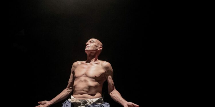 ‘Frágil’: una pieza de danza contemporánea sobre el cuerpo que envejece