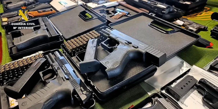 Cae una red de tráfico de armas y cocaína que operaba desde Sevilla y Tenerife