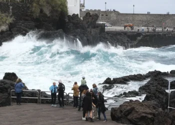 Tres fallecidos y 15 heridos en varios incidentes por golpes de mar en la isla de Tenerife
