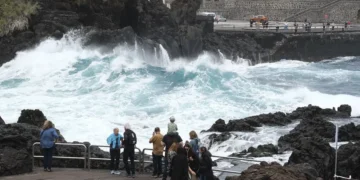 Tres fallecidos y 15 heridos en varios incidentes por golpes de mar en la isla de Tenerife