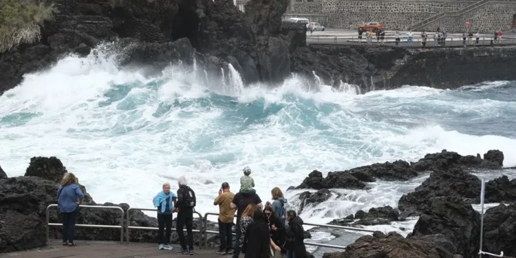 Tres fallecidos y 15 heridos en varios incidentes por golpes de mar en la isla de Tenerife