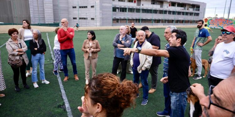 La alcaldesa, Carolina Darias, junto a la concejala de Deportes y Juventud, Carla Campoamor, y vecinos y vecinos de San Juan