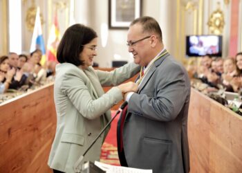 La alcaldesa, Carolina Darias, junto al nuevo concejal, Alexis Rodríguez (2)