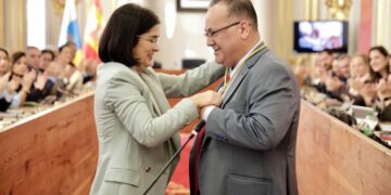 La alcaldesa, Carolina Darias, junto al nuevo concejal, Alexis Rodríguez (2)