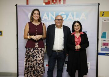 La alcaldesa, Carolina Darias, la concejala de Juventud, Carla Campoamor, y el presidente de la Asociación y Fundación Pequeño Valiente, José Juan Jerez Castro