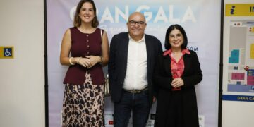La alcaldesa, Carolina Darias, la concejala de Juventud, Carla Campoamor, y el presidente de la Asociación y Fundación Pequeño Valiente, José Juan Jerez Castro