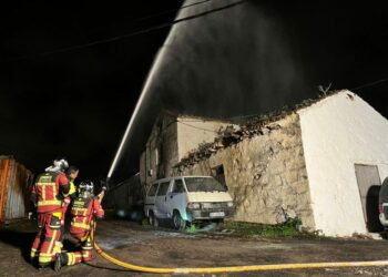 Labores de extinción del incendio en Lomo Sabinal