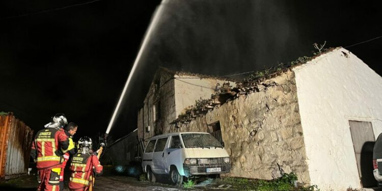 Labores de extinción del incendio en Lomo Sabinal