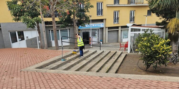 Limpieza de espacios publicos por trabajadores del proyecto Ruralia 2025