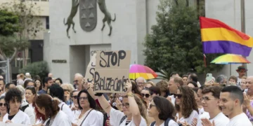 Centenares de personas defienden la sanidad pública en Canarias y rechazan la privatización