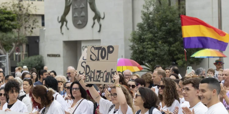 Centenares de personas defienden la sanidad pública en Canarias y rechazan la privatización
