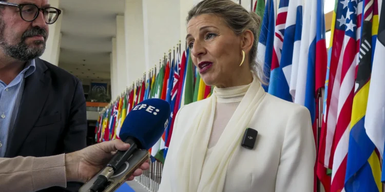 Yolanda Díaz califica de «ilegal» la iniciativa de CEOE de Tenerife para denunciar bajas laborales