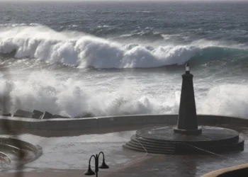 Alerta por fenómenos costeros en Canarias, con olas que podrían alcanzar hasta 13 metros