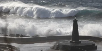 Alerta por fenómenos costeros en Canarias, con olas que podrían alcanzar hasta 13 metros