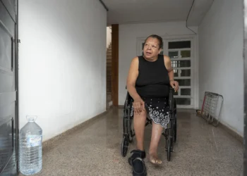 La angustia de Anaís: en silla de ruedas, pendiente de cirugía y con anuncio de desahucio