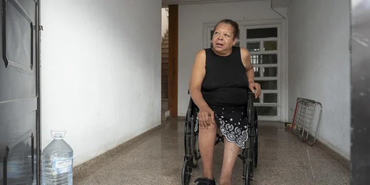 La angustia de Anaís: en silla de ruedas, pendiente de cirugía y con anuncio de desahucio