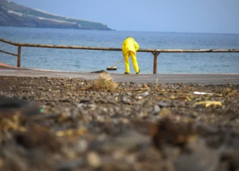 La borrasca Claudia deja en Canarias mucha agua, incidentes menores y colegios cerrados