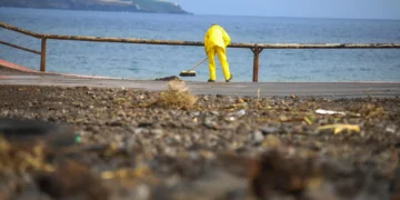 La borrasca Claudia deja en Canarias mucha agua, incidentes menores y colegios cerrados