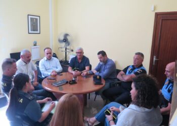 Un momento de la reunión de coordinación del alcalde, Alfredo Gonçalves, junto a concejales y representantes de las fuerzas de seguridad en el municipio.