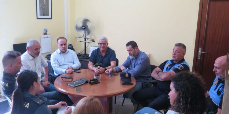 Un momento de la reunión de coordinación del alcalde, Alfredo Gonçalves, junto a concejales y representantes de las fuerzas de seguridad en el municipio.