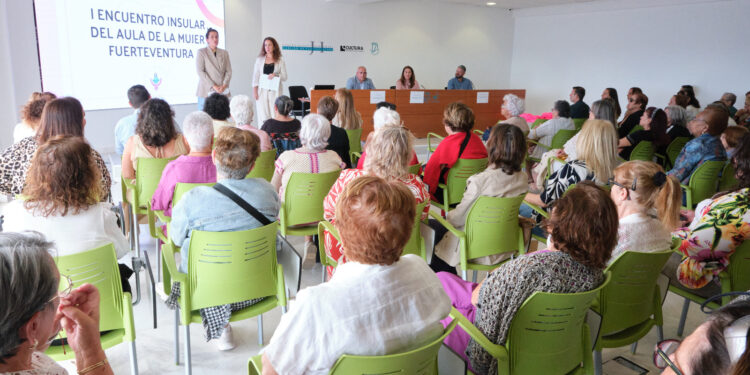 Más de un centenar de mujeres se reúnen en el primer encuentro del Aula Saludable de la Mujer en Fuerteventura