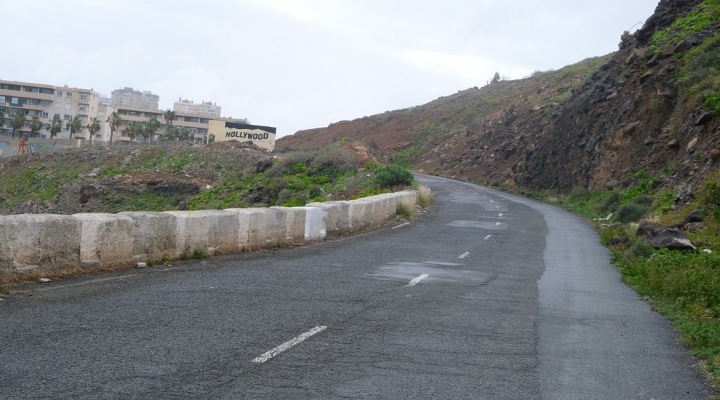 Carretera de acceso al Manuel Lois