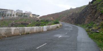 Carretera de acceso al Manuel Lois