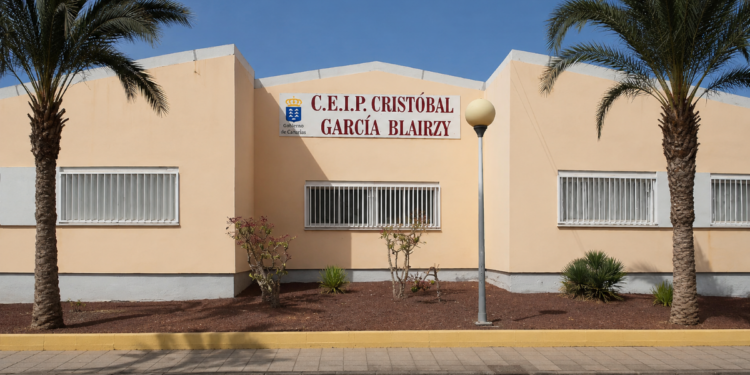 La Consejería de Educación destina cerca de 553.000 euros al techado de la cancha del CEIP Cristóbal García Blairzy