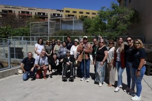 Foto de la directora con el grupo de participantes