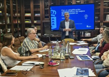 Educación avanza con los sindicatos el plan para reducir la burocracia en los centros educativos