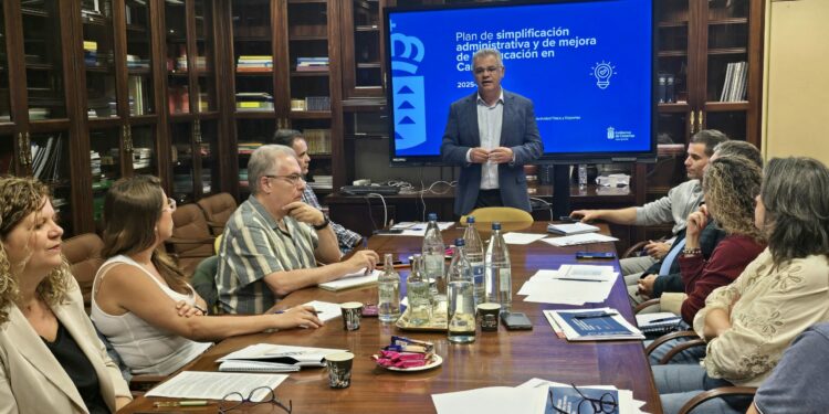 Educación avanza con los sindicatos el plan para reducir la burocracia en los centros educativos