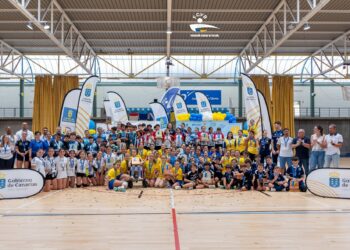 Más de trescientos jóvenes participan en las finales regionales de edad escolar de voleibol y orientación