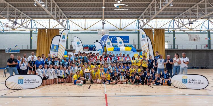 Más de trescientos jóvenes participan en las finales regionales de edad escolar de voleibol y orientación