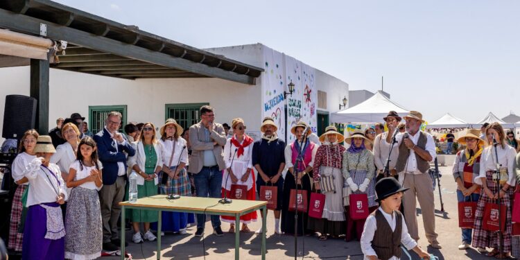 Poli Suárez comparte con el CER de Lanzarote una jornada de tradiciones por el Día de Canarias