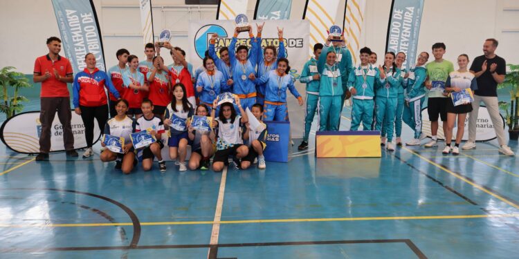 Tenerife revalida el título autonómico de bádminton en los Campeonatos de Canarias en Edad Escolar